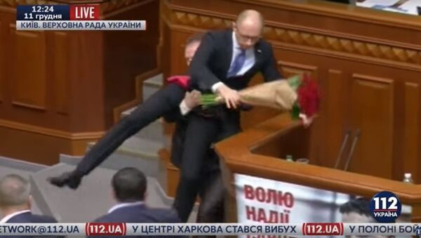 نزاع شدید در پارلمان اوکراین هنگام سخنرانی نخست وزیر این کشور - اسپوتنیک ایران  