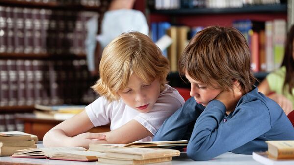 Школьники читают книги в библиотеке - اسپوتنیک ایران  