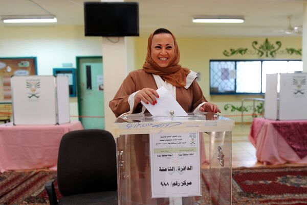زن سعودی در یک حوزه انتخاباتی در شهر جده - اسپوتنیک ایران  