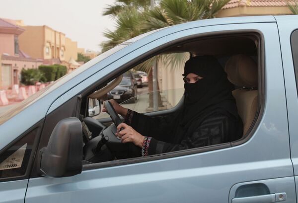 زن سعودی پشت فرمان خودرو - اسپوتنیک ایران  