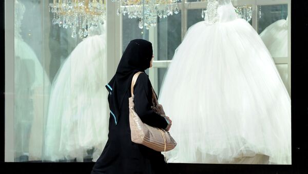 Женщина у витрины свадебного магазина в Саудовской Аравии - اسپوتنیک ایران  