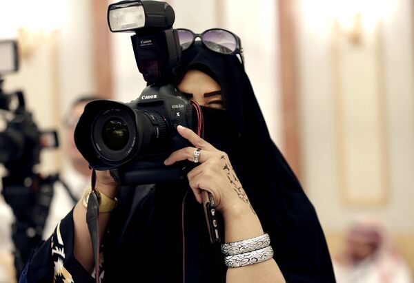 زن تصویربردار در عربستان سعودی - اسپوتنیک ایران  