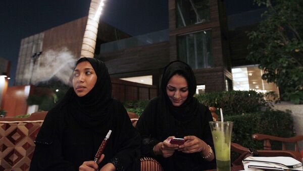 Женщины во время курения кальяна в городе Джидда в Саудовской Аравии - اسپوتنیک ایران  