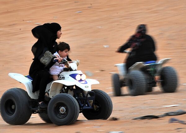 دختران در حال موتورسواری با موتورهای چهارچرخ - اسپوتنیک ایران  