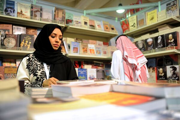 زنی بازدیدگننده از نمایشگاه بین المللی کتاب جده - اسپوتنیک ایران  