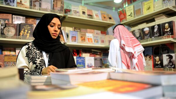 Женщина на книжной выставке-ярмарке в городе Джидда в Саудовской Аравии - اسپوتنیک ایران  