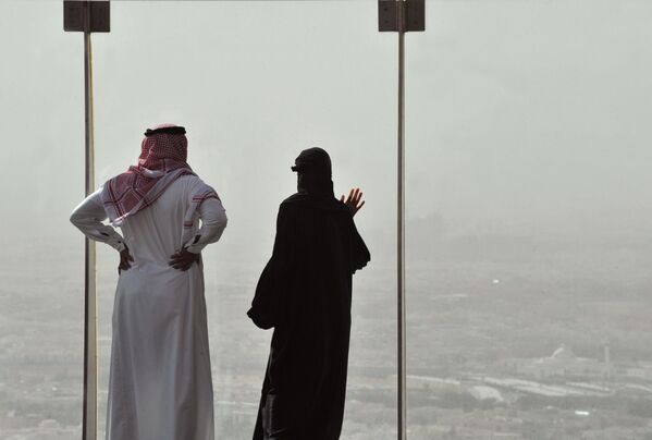 زوج سعودی که طوفان شنی در ریاض را مشاهده می کند - اسپوتنیک ایران  