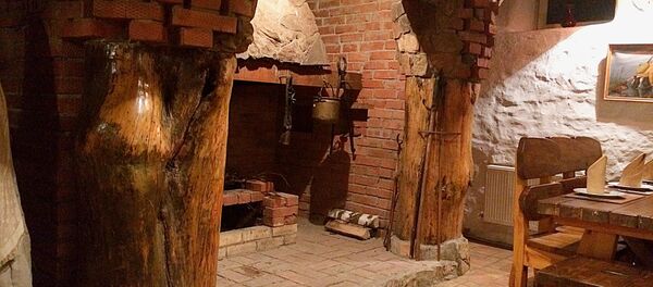 نمای داخلی یک رستوران چوبی با غذاعایی خانگی و لذیذ نمای داخلی یک رستوران چوبی با غذاعایی خانگی و لذیذ - اسپوتنیک ایران