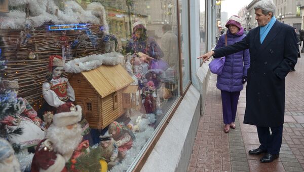 U.S. Secretary of State John Kerry points to the window of a shop while walking on Arbat Street for souvenir shopping with Celeste Wallander of the National Security Council in Moscow on December 15, 2015 - اسپوتنیک ایران  