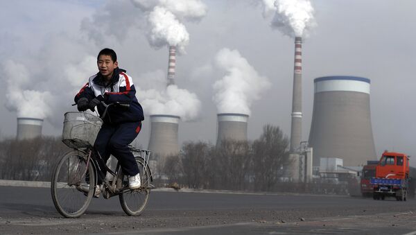 Мальчик на велосипеде напротив электростанции в Китае - اسپوتنیک ایران  