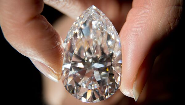 Демонстрация бриллианта в 75.97 карат перед аукционом Christie's в Лондоне - اسپوتنیک ایران  