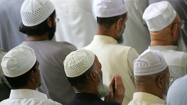 British muslims pray during Friday prayer at the East London mosque. (File) - اسپوتنیک ایران  