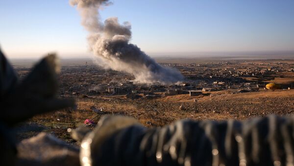 Дым после обстрела американскими ВВС иракского города Синджар - اسپوتنیک ایران  