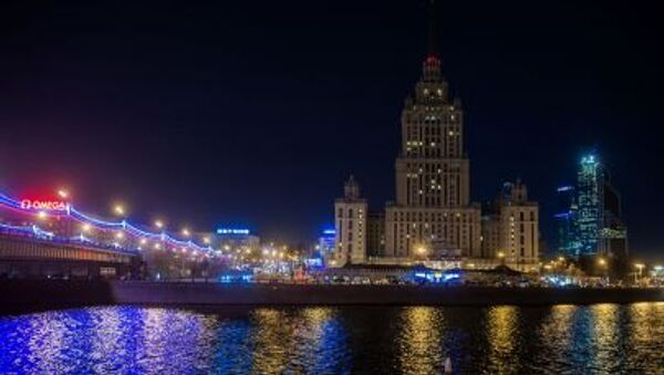 Вид на гостиницу Radisson Royal Moscow после выключения подсветки в рамках экологической акции Час Земли в Москве - اسپوتنیک ایران  