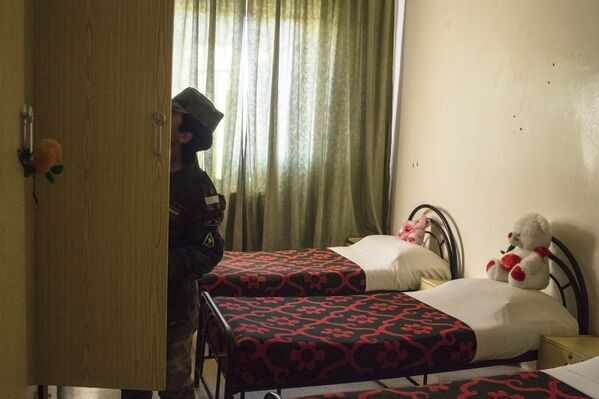 یکی از دانش آموختگان آموزشگاه نظامی ویژه زنان در دمشق - اسپوتنیک ایران  