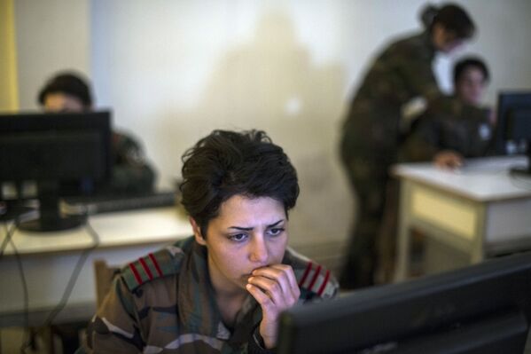 تمرینات نظامی در آموزشگاه نظامی ویژه زنان در دمشق - اسپوتنیک ایران  