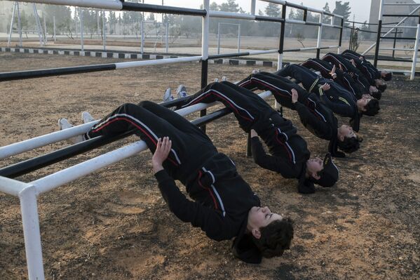 تمرینات بدنی در آموزشگاه نظامی ویژه زنان در دمشق - اسپوتنیک ایران  