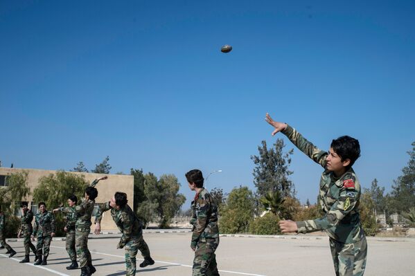 تمرینات نظامی در آموزشگاه نظامی ویژه زنان در دمشق - اسپوتنیک ایران  