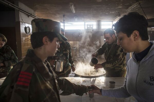 ضیافت ناهار در آموزشگاه نظامی ویژه زنان در دمشق - اسپوتنیک ایران  