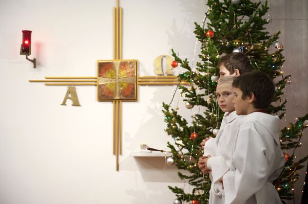 برگزاری عید کریسمس کاتولیک ها در کلیسایی در شهر تومسک روسیه - اسپوتنیک ایران  