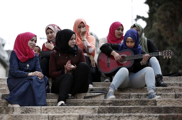 دختر جوان فلسطینی در حال نواختن گیتار - اسپوتنیک ایران  