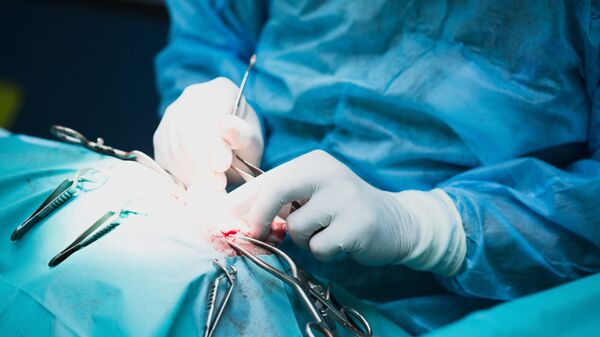 اولین پیوند سر انسان در یک عملیات 18 ساعته بر روی یک جسد در چین انجام شد و نشان داد که ستون فقرات، اعصاب و رگ های خونی می تواند با موفقیت دوباره متصل شوند. - اسپوتنیک ایران  