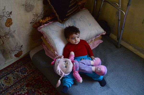یک کودک پناهنده در منطقه یرموک در دمشق - اسپوتنیک ایران  