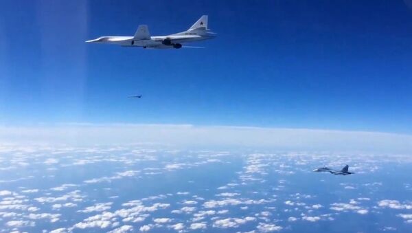 Сопровождение истребителем Су-30СМ бомбардировщика-ракетоносца Ту-160 ВКС РФ - اسپوتنیک ایران  
