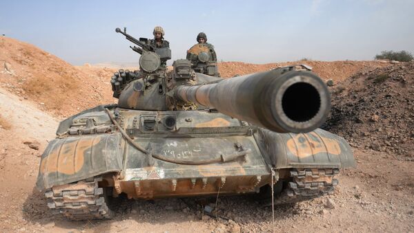 Экипаж танка Т-72 10-й дивизии 2-го корпуса САА у города Катана в Сирии - اسپوتنیک ایران  