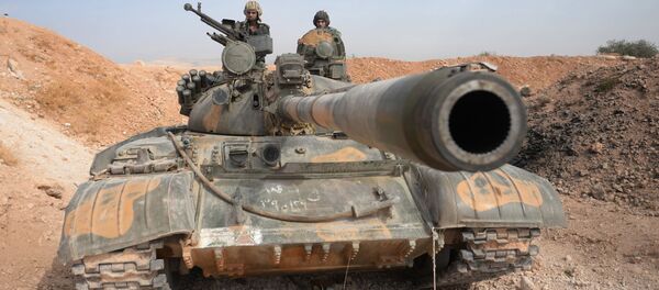 Экипаж танка Т-72 10-й дивизии 2-го корпуса САА у города Катана в Сирии - اسپوتنیک ایران  