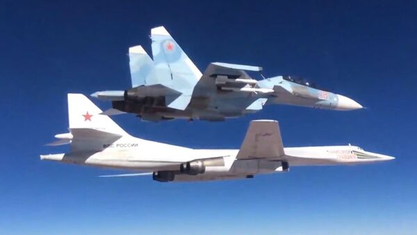 Сопровождение истребителем Су-30СМ бомбардировщика-ракетоносца Ту-160 ВКС РФ - اسپوتنیک ایران  