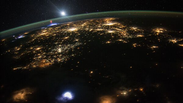 Красный спрайт (электрический разряд холодной плазмы) в северной части Мексики, снятый с борта МКС - اسپوتنیک ایران  