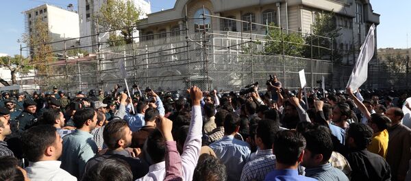 Iranian protesters shout slogans during a demonstration against Saudi Arabia outside its embassy in Tehran on September 27, 2015 - اسپوتنیک ایران  