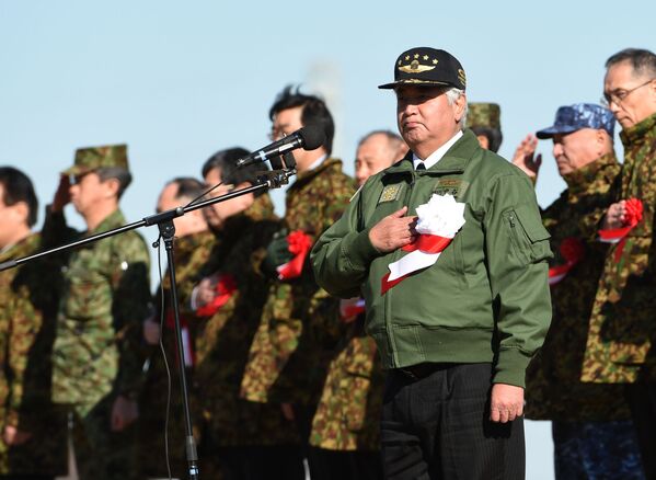 جن ناکاتانی، وزیر دفاع ژاپن در حین نظارت بر یکی از مراحل رزمایش نیروهای دفاع از خود در میدان تیر ناراشینو - اسپوتنیک ایران  