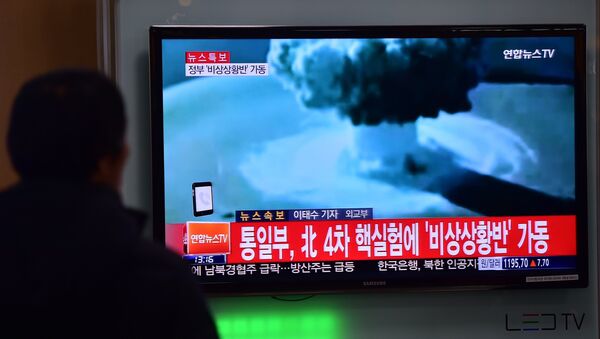 People watch a news report on North Korea's first hydrogen bomb test at a railroad station in Seoul on January 6, 2016 - اسپوتنیک ایران  