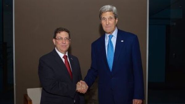 Глава МИД Кубы Бруно Родригес и госсекретарь США Джон Керри в Панама - اسپوتنیک ایران  