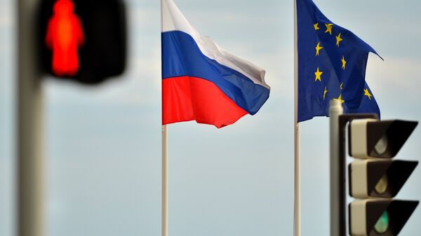 Флаги России, ЕС, Франции и герб Ниццы на набережной Ниццы - اسپوتنیک ایران  