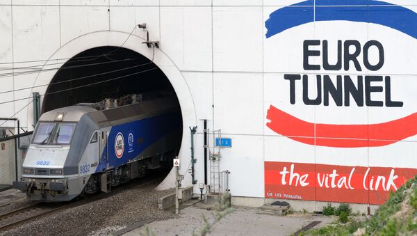 Поезд компании EuroTunnel проходит через тоннель под Ла-Маншем - اسپوتنیک ایران  