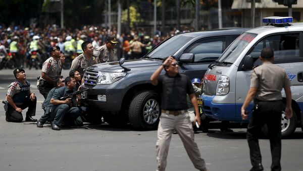 Police officers react near the site of a blast in Jakarta, Indonesia, January 14, 2016 - اسپوتنیک ایران  