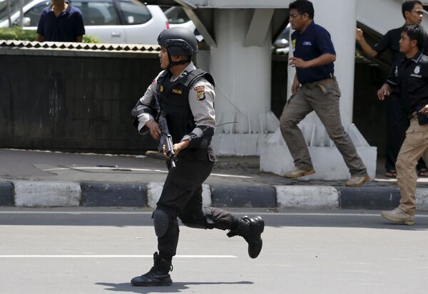 پلیس در محل وقاع انفجارت در جاکارتا - اسپوتنیک ایران  
