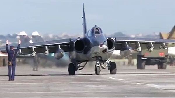 Российский штурмовик Су-25 взлетает с авиабазы Хмеймим в Сирии - اسپوتنیک ایران  