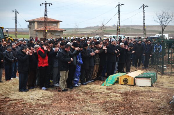 مراسم به خاک سپاری کشته شدگان - اسپوتنیک ایران  