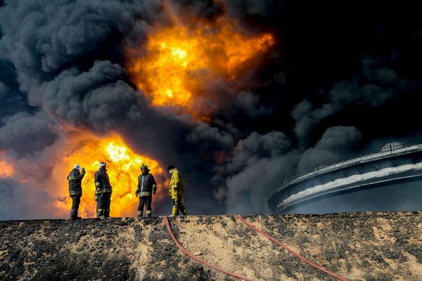 مأموران آتش نشانی در زمینه انبار نفت آتشین در لیبی - اسپوتنیک ایران  
