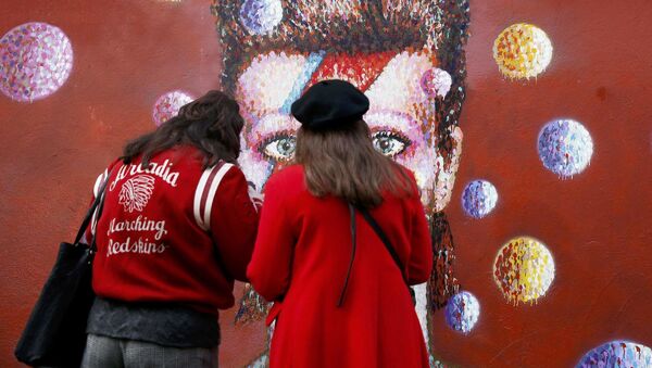 Девушки у граффити-портрета Дэвида Боуи в Лондоне - اسپوتنیک ایران  