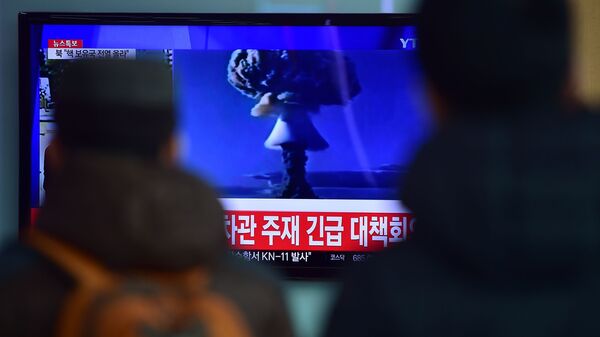 Люди смотрят по телевизору новостной выпуск об испытании ядерного оружия в КНДР - اسپوتنیک ایران  