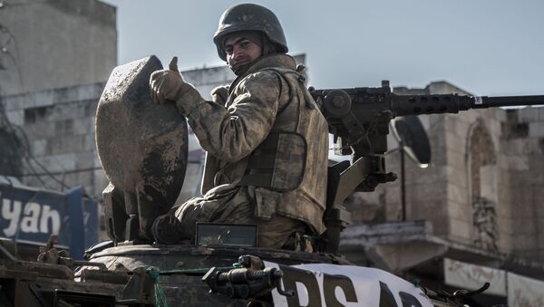 Турецкий солдат выглядывает из танка - اسپوتنیک ایران  