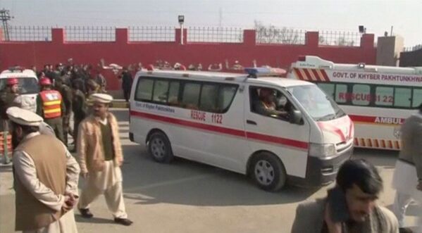 آمبولانس ها در محل حمله به دانشگاهی در پاکستان - اسپوتنیک ایران  