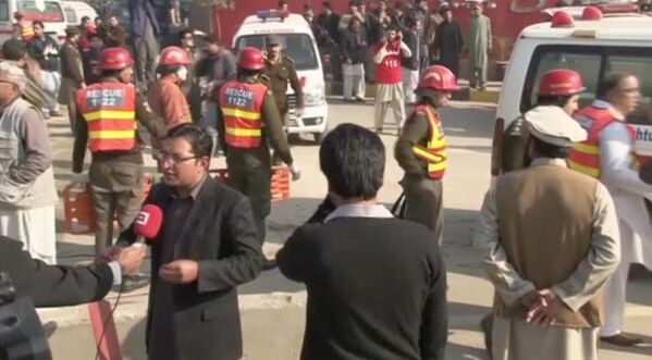 امدادگران پاکستانی در حیاط دانشگاه شهر چارصدا که در آنجا اقدام تروریستی رخ داد - اسپوتنیک ایران  