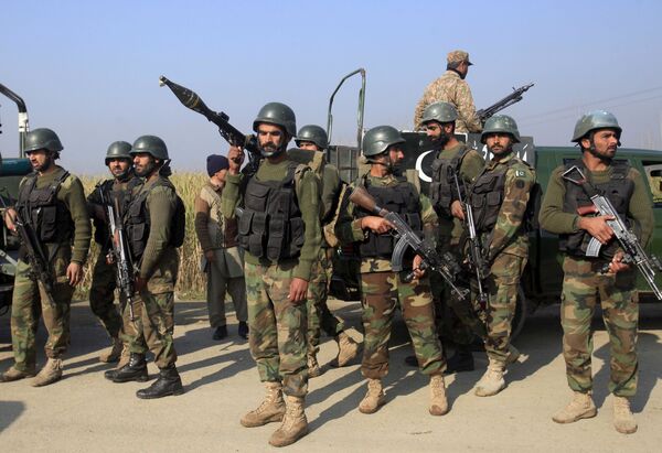 سربازان در محل حمله افراد مسلح  به دانشگاه شهر چارصدا در پاکستان - اسپوتنیک ایران  