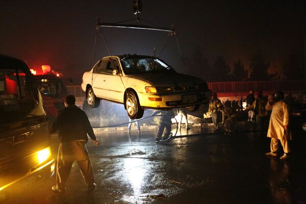 خودروی صدمه دیده در نتیجه انفجار در نزدیکی سفارت روسیه در کابل - اسپوتنیک ایران  